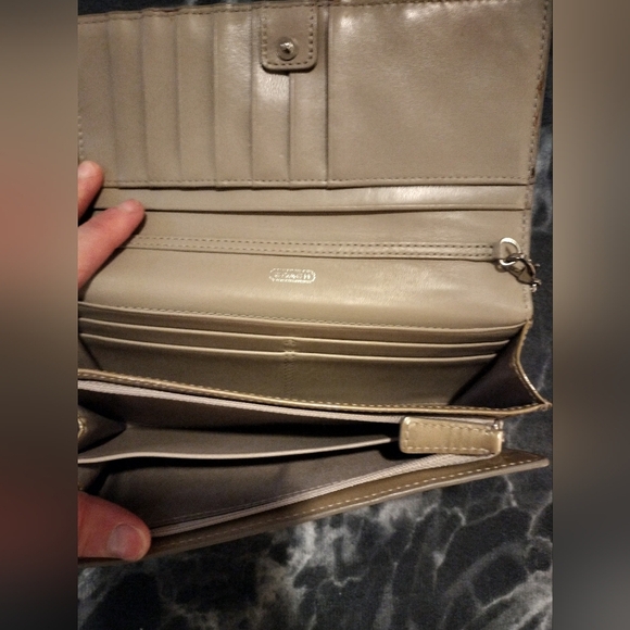 Rare Coach Elegant Gold Floral Embossed Chain Bag - Picture 5 of 7